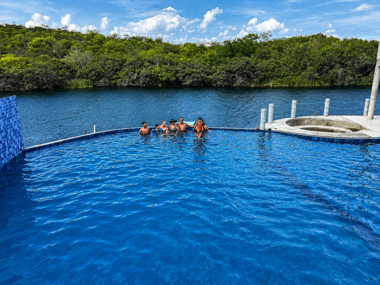 Piscina de borda infinita à beira do Velho Chico