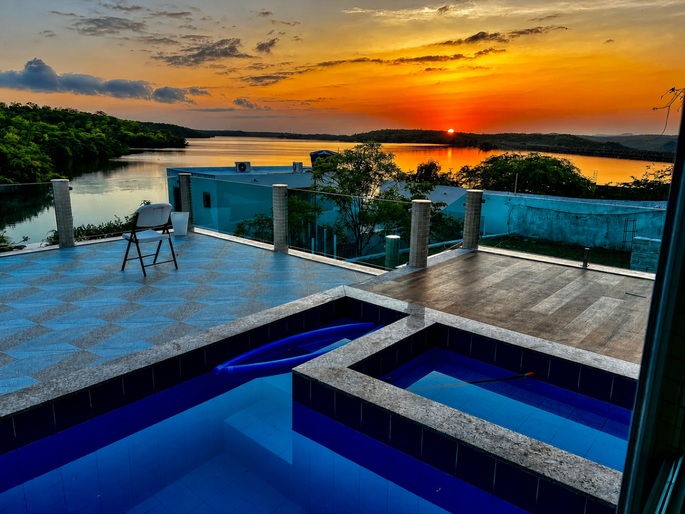 Piscina e terraço no pôr do sol